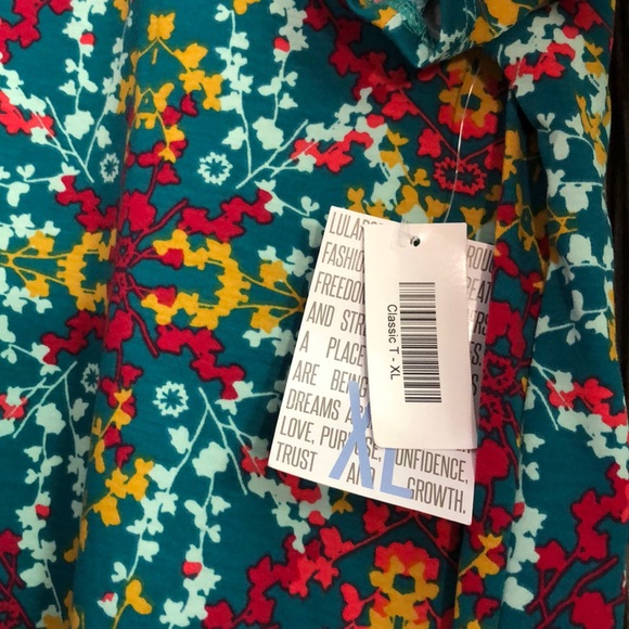 BNWT LuLaRoe Classic Tee - Picture 2 of 2